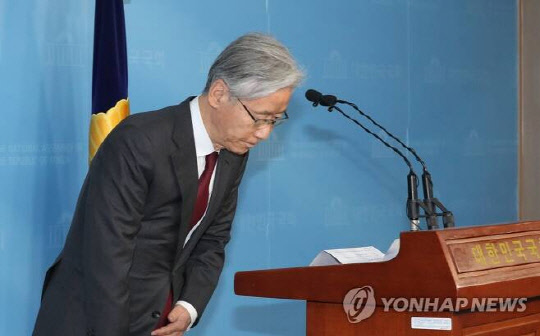 불출마 선언 기자회견에 앞서 인사하는 여상규 자유한국당 의원(사진=연합뉴스)